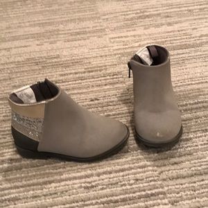 Grey girl’s boots with glitter